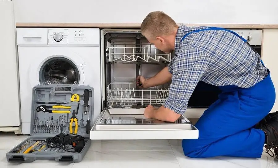 Bayraklı Bosch servisi teknisyen ekibi beyaz eşya tamiri yaparken